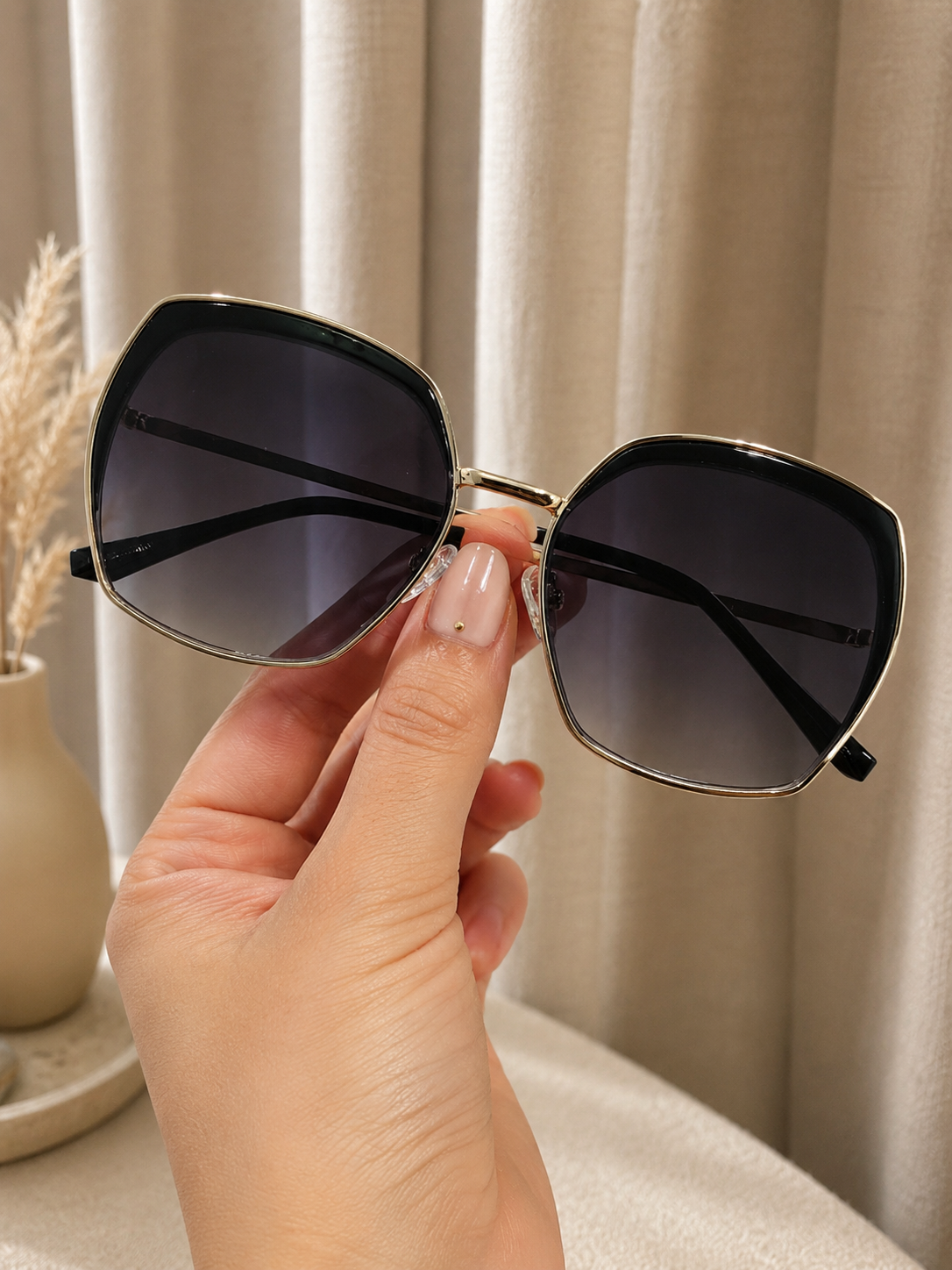 Immediate Guess
Smoke Gradient Geometric Ladies Sunglasses
Item No. GF0387 10B 57