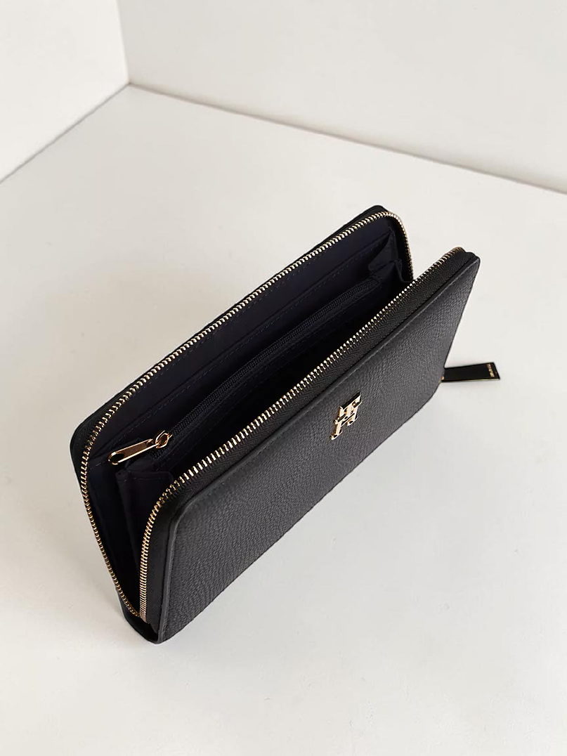 Immediate Tommy Hilfiger Monogram Monogram Zip Wallet XW04738-UB1