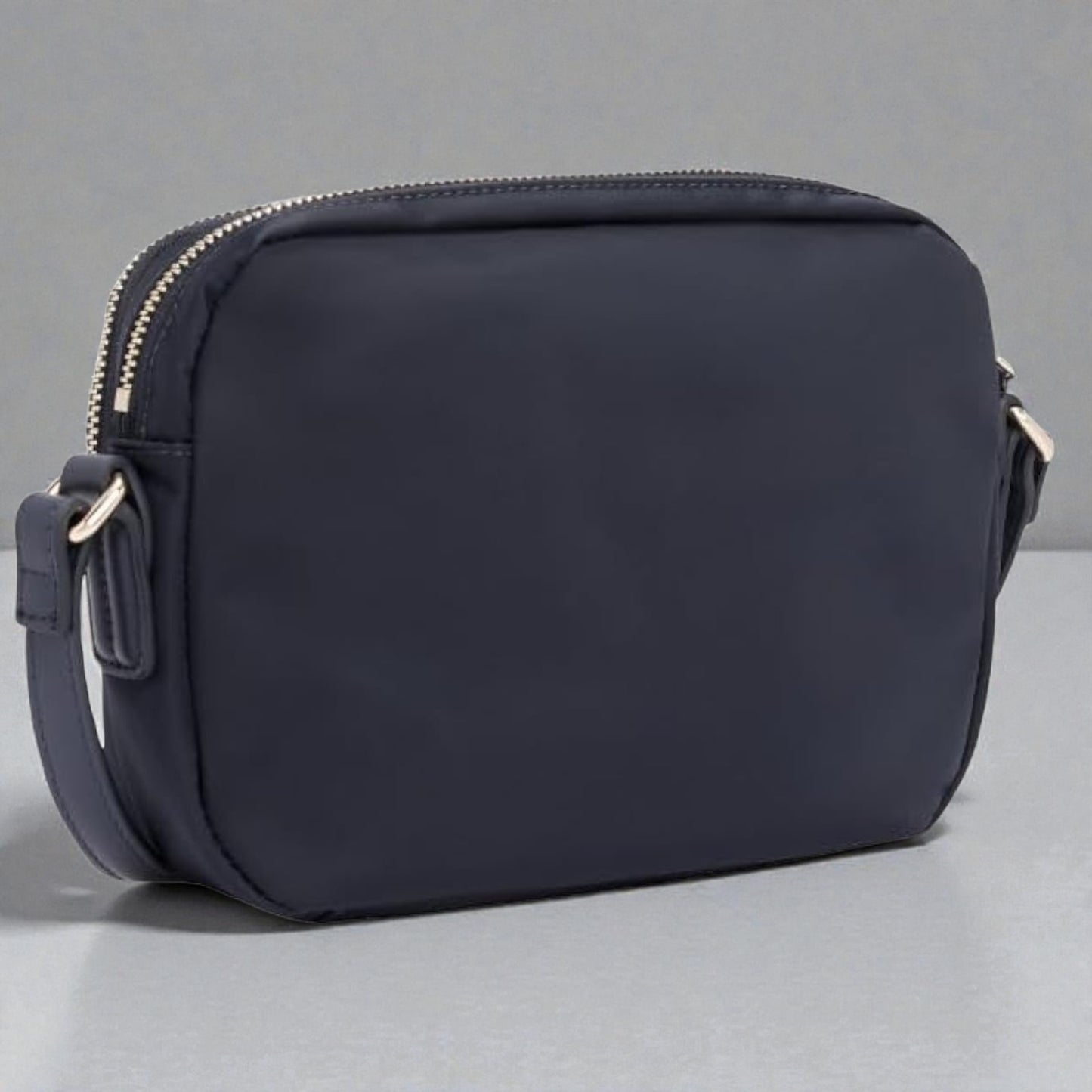 Tommy Hilfiger Womens Poppy Crossover