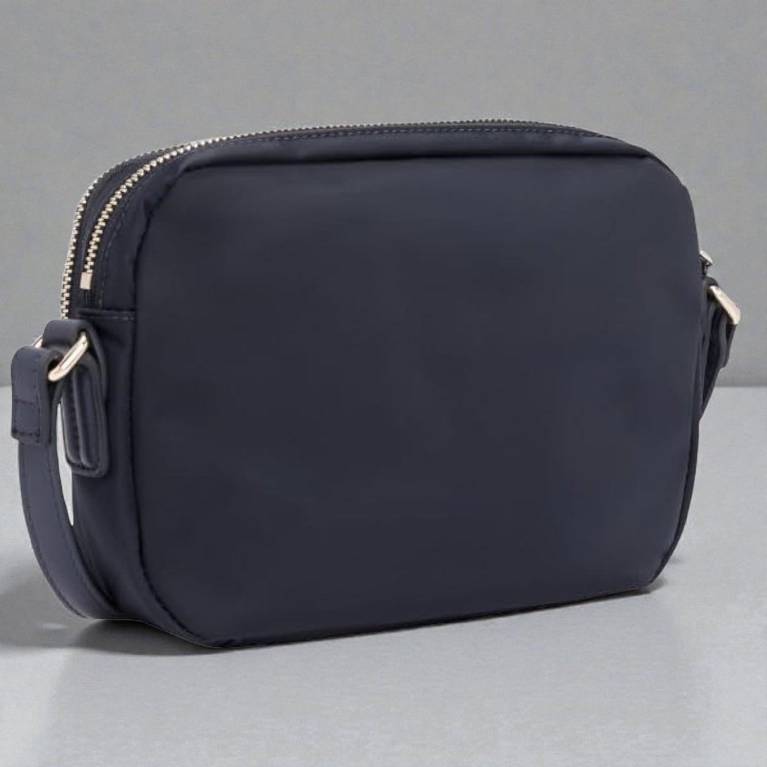 Tommy Hilfiger Womens Poppy Crossover