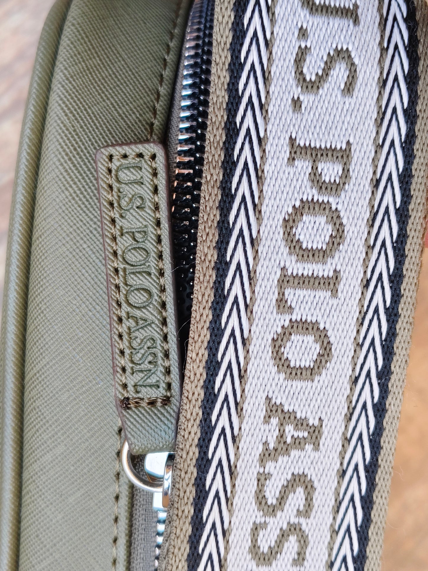 Immediate CLASSIC ZIP CROSSBODY BAG,27v0047-AA00A
