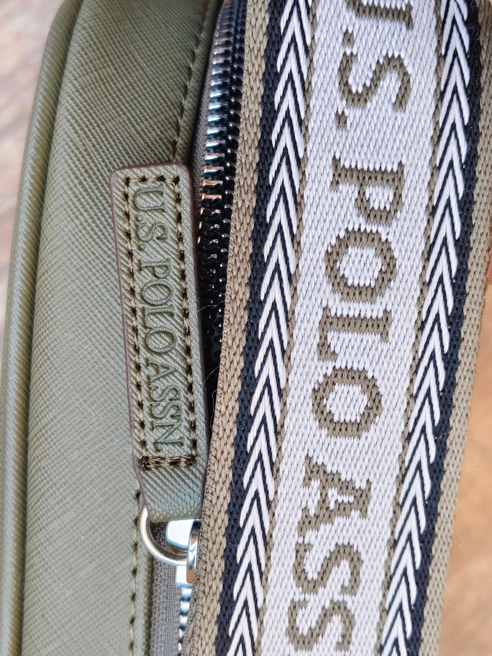 Immediate CLASSIC ZIP CROSSBODY BAG,27v0047-AA00A
