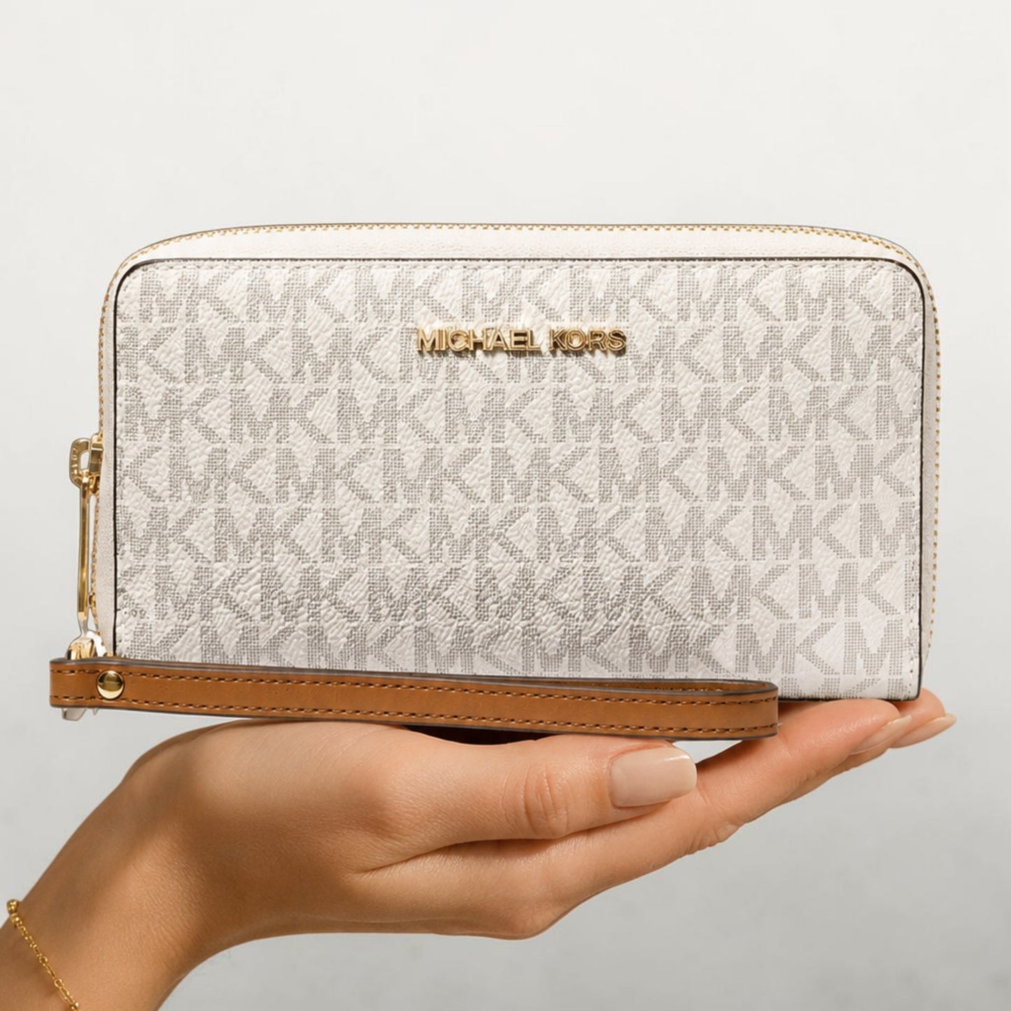 Michael Kors Jet Set Signature Logo Smartphone Wristlet,35F8GTVW9B