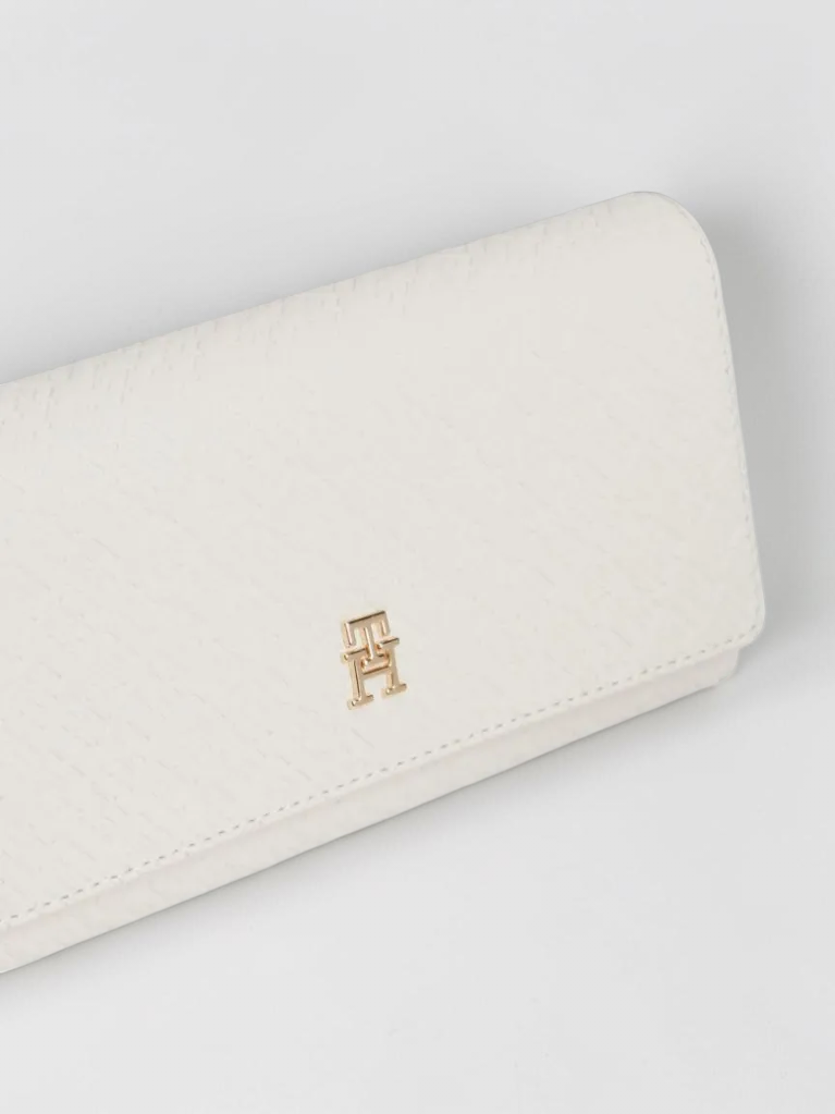Immediate Tommy Hilfiger Icon Embossed Flap Wallet Serial AW0AW18593AEO