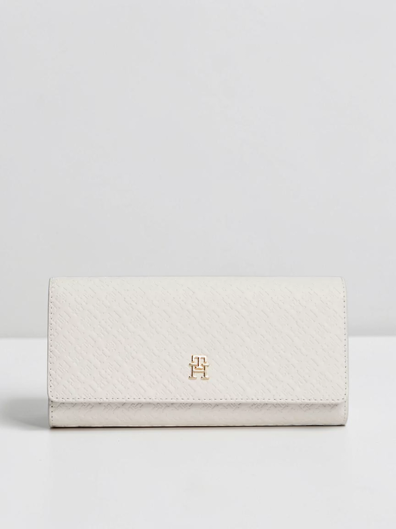 Immediate Tommy Hilfiger Icon Embossed Flap Wallet Serial AW0AW18593AEO
