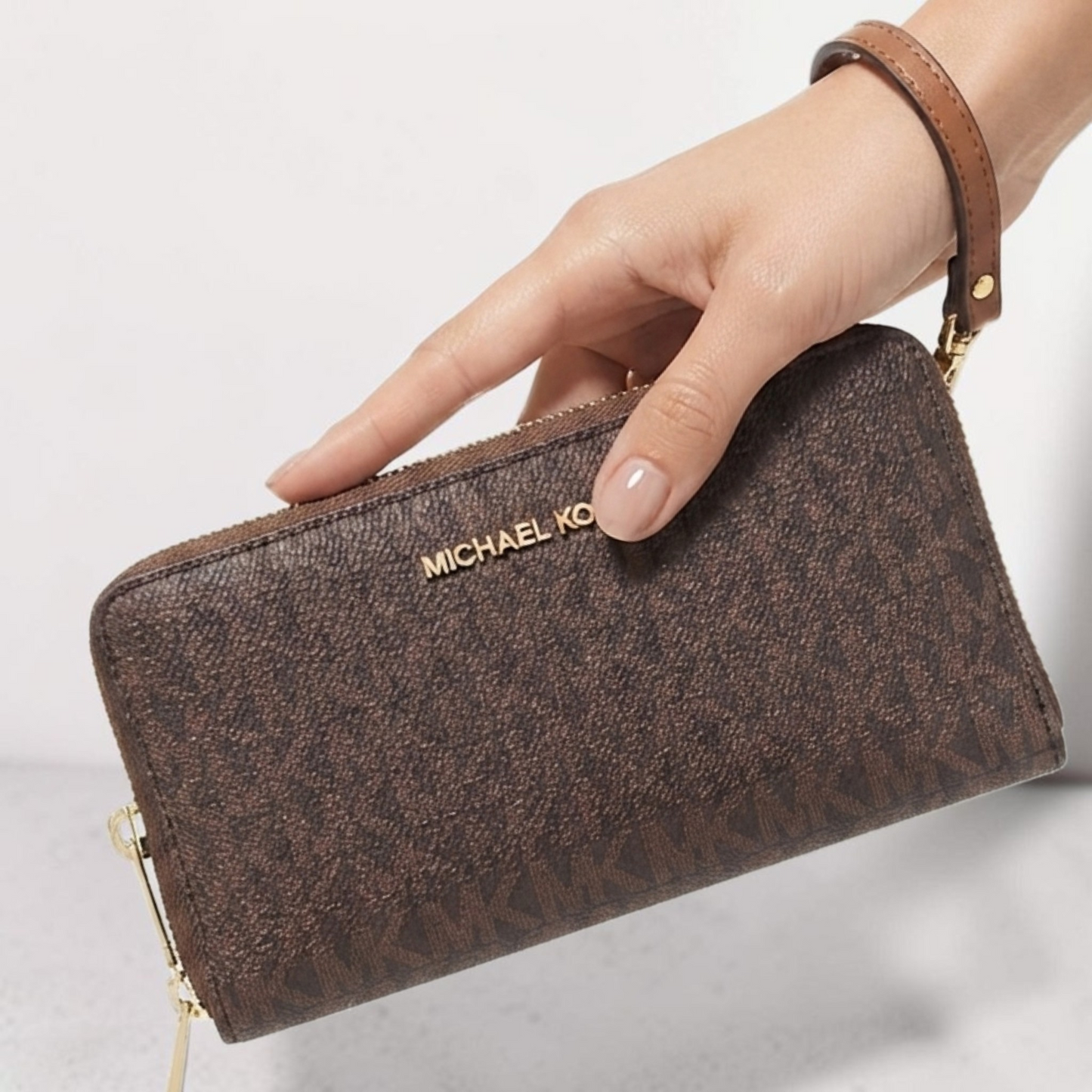 Michael Kors Jet Set Signature Logo Smartphone Wristlet,35F8GTVW9B